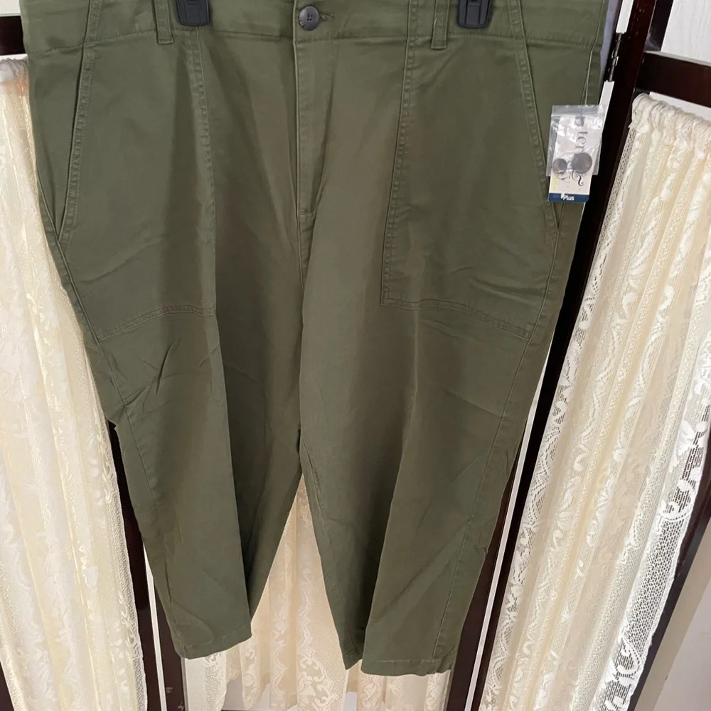 Olive Green Pants. Capri - Picture 3 of 6